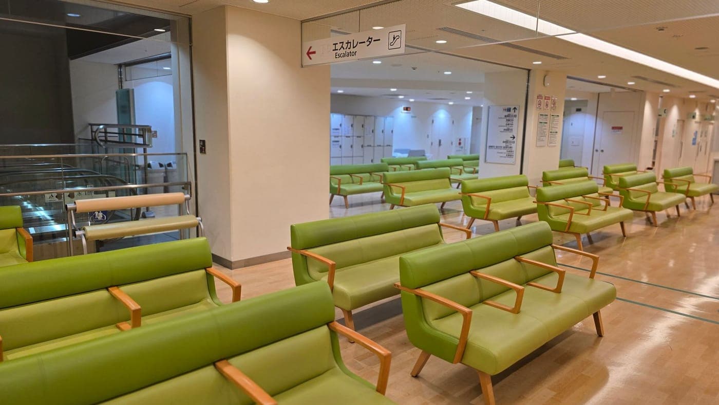Recepção de um hospital com balcão de atendimento